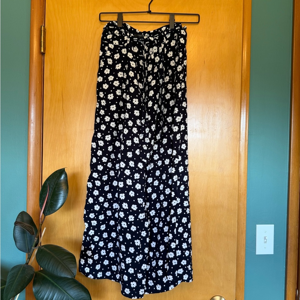 Navy Floral Flowy Cropped Pants with White Daisy Print